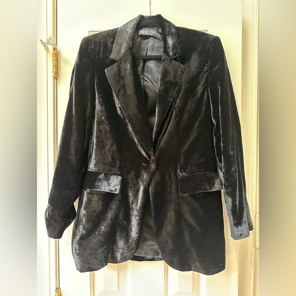 Zara Black Velvet Blazer - Size XS ✨ON TREND✨ - Picture 3 of 5